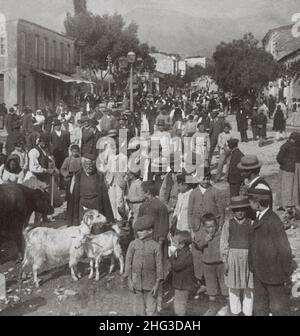 Foto de archivo de la Grecia del siglo 19th. En Sparta. Aldeanos y campesinos el día del mercado. Al oeste por Ares Street hasta las montañas, Grecia. 1 Foto de stock