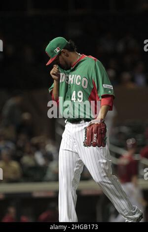 Pitcher mexicano abrió el partido. Yovani GallardoCerveceros de  Milwaukee vs diamondbacks en el Salt River Fields en la ciudad de  Scottsdale Az Stock Photo - Alamy