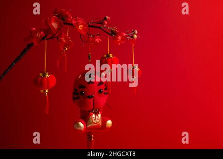 Antecedentes de Año Nuevo Chino con rama sakura, tigre y faroles. Traducción de la prosperidad china. Foto de stock