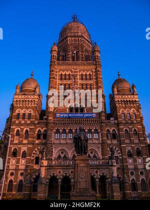 MUMBAI, INDIA - 26 de noviembre de 2021 : edificio municipal de la corporación BMC en la ciudad de Mumbai, India. Arquitectura británica y edificio histórico en Mumbai Foto de stock