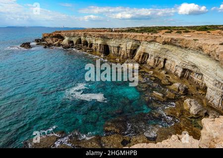 Cuevas marinas cerca del Cabo Greko, Chipre Oriental, Chipre, Mar Mediterráneo en invierno