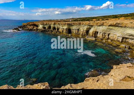 Cuevas marinas cerca del Cabo Greko, Chipre Oriental, Chipre, Mar Mediterráneo en invierno