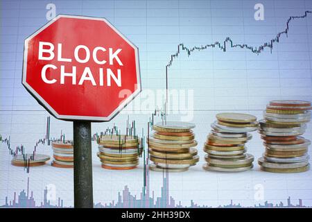 Señal de carretera Blockchain sobre fondo de la economía con gráfico y monedas. Foto de stock
