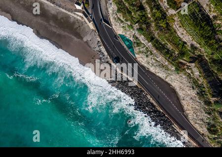 Italia, Provincia de Salerno, Amalfi, Drone vista de camino asfaltado que se extiende a lo largo de la costa de Amalfi