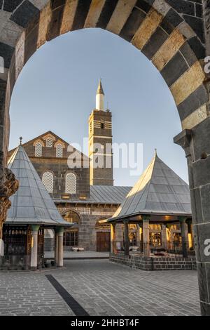 Diyarbakir Gran mezquita al amanecer, Turquía oriental Foto de stock
