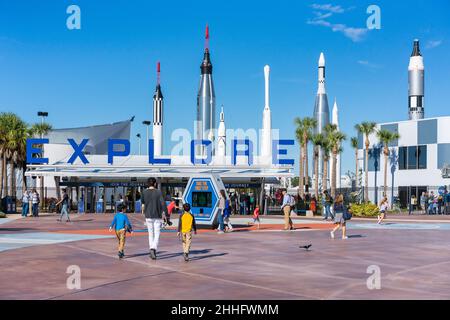 Cabo Cañaveral, Florida, Estados Unidos de América - DICIEMBRE de 2018: Hermosa vista de los Rockets en el Complejo de Visitantes del Centro Espacial Kennedy en Cabo Cañaveral,