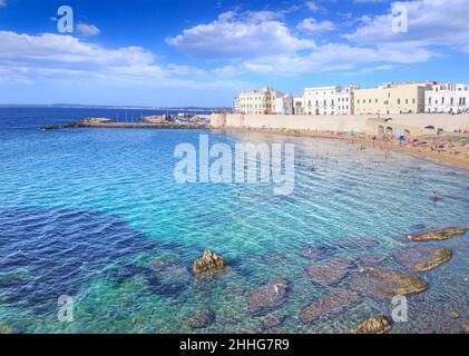 Playa de Puritate en Salento, Apulia (ITALIA). Es la playa del centro histórico de Gallipoli. Toma su nombre de la iglesia de S. Maria della P.