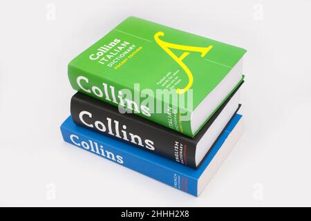 Una pequeña colección de diccionarios de inglés Collins, incluyendo: Inglés, italiano y francés Foto de stock