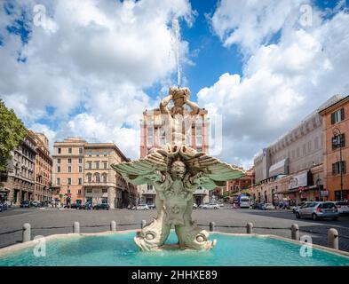 Fontana del Tritone en Piazza Barberini. Un hito de Roma, es una fuente del siglo XVII del escultor barroco Gian Lorenzo Bernini. Foto de stock