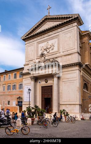 Roma, Italia - 27 de mayo de 2018: San Salvatore en la iglesia Lauro en Via del Vacchiarelli en el barrio Ponte del centro histórico de Roma Foto de stock