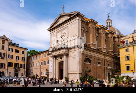 Roma, Italia - 27 de mayo de 2018: San Salvatore en la iglesia Lauro en Via del Vacchiarelli en el barrio Ponte del centro histórico de Roma Foto de stock