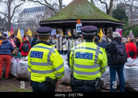 Los activistas se reúnen como parte del día nacional de acción en apoyo de la campaña Kill the Bill. Los activistas argumentan que las disposiciones contenidas en el proyecto de ley sobre la policía, las sentencias y los tribunales restringirán el derecho de las personas a protestar. Manifestantes se reunieron en Holborn antes de marcharse a la Plaza del Parlamento en Westminster.