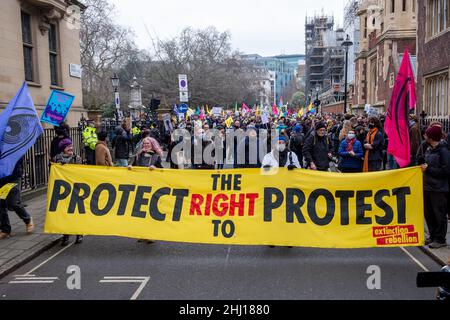 Los activistas se reúnen como parte del día nacional de acción en apoyo de la campaña Kill the Bill. Los activistas argumentan que las disposiciones contenidas en el proyecto de ley sobre la policía, las sentencias y los tribunales restringirán el derecho de las personas a protestar. Manifestantes se reunieron en Holborn antes de marcharse a la Plaza del Parlamento en Westminster.