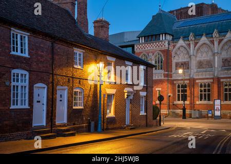 Casas a lo largo del carril de la capilla al atardecer. Stratford upon Avon, Warwickshire, Inglaterra Foto de stock