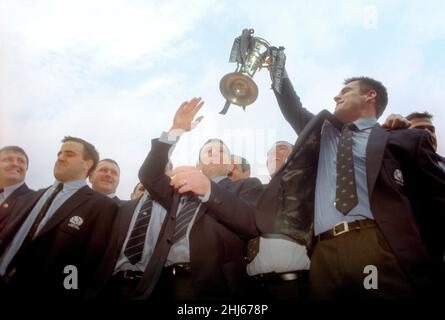 Foto del archivo del 12-04-1999 del equipo de rugby de Escocia (desde la primera fila de la izquierda) Paul Burnell,Tom Smith, Garry Armstrong y Kenny Logan, celebrando en el estadio Murrayfield de Edimburgo después de conseguir el trofeo del Campeonato de las Cinco Naciones. Escocia no ha ganado el torneo desde 1999, cuando todavía eran las cinco naciones. Sin embargo, hay una verdadera sensación de que algo especial se está gestando en el rugby escocés en la actualidad. Fecha de emisión: Jueves 27 de enero de 2022.