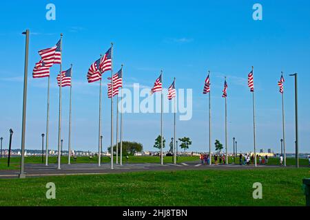 Field of US Flags en Liberty State Park, en Jersey City, Nueva Jersey, en un día despejado con cielos azules -05 Foto de stock