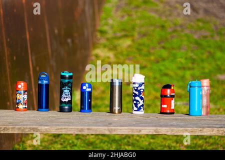 https://l450v.alamy.com/450ves/2hjabg0/los-ninos-beben-botellas-en-una-mesa-de-picnic-durante-un-descanso-de-juego-en-steveston-british-columbia-canada-2hjabg0.jpg