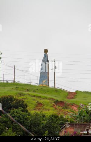 Estatua de Nuestra Señora de Aparecida en Aparecida do Norte, Sao Paulo, Brasil - 31 de diciembre de 2021: Estatua de Nuestra Señora de Aparecida en la cima de una colina en el Foto de stock