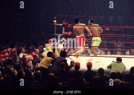 Lucha del siglo. Muhammed Ali contra Joe Fraizer. Joe Frazier ganó. Madison Square Garden, Nueva York, 1971. Foto de stock