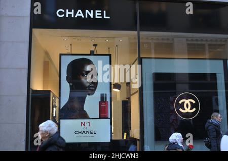 Copenhague/Dinamarca./28 de enero de 2022/. Chanel en el centro comercial danish Illum o grandes almacenes en capital danesa copenhague . (Foto..Francis Pictures Fotografía de stock - Alamy