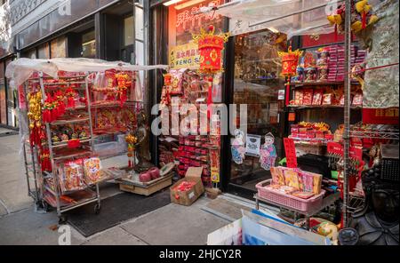 Un comerciante en Chinatown en Nueva York se prepara para el Año Nuevo Chino, el sábado, 22 de enero de 2022. El Año del Tigre, 4720, cae el 1 de febrero de 2022. (© Richard B. Levine) Foto de stock