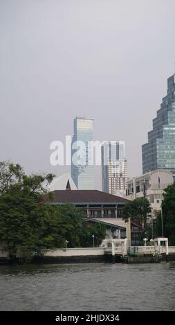 El edificio de la Compañía Danesa de Comercio de Asia Oriental está adelantado con el edificio King Power Mahanakhon en la vista de fondo desde el Chao Phraya Foto de stock