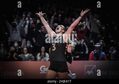 Joven jugadora celebrando en los Campeones Mundiales 2021 del Voleibol de Turquía Foto de stock