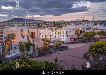 Vista de tiendas en el puerto deportivo de Rubicon al atardecer, Playa Blanca, Lanzarote, Islas Canarias, España, Atlántico, Europa Foto de stock