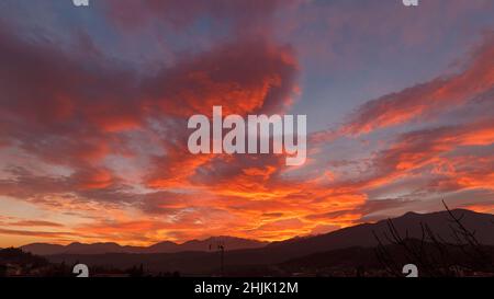 Puesta de sol de las montañas de color rojo intenso en Italia Foto de stock