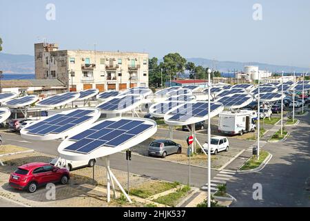 Paneles solares en un aparcamiento. Las empresas están instalando fuentes de energía renovables para reducir su huella de carbono. Reggio Calabria, Italia - Julio 2021