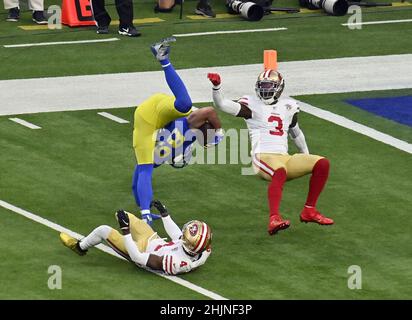 Inglewood, Estados Unidos. 31st de Ene de 2022. Tyler Higbee (89) de Los Angeles Rams fue ascendido por San Francisco 49ers Emmanuel Moseley (4) durante el primer cuarto del partido del Campeonato NFC en el Sofi Stadium en Inglewood, California, el domingo 30 de enero de 2022. Foto de Jim Ruymen/UPI Crédito: UPI/Alamy Live News
