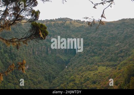 Vista panorámica de la cascada de Karuru en el Parque Nacional Aberdare, Kenia Foto de stock