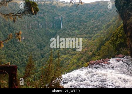Vista panorámica de la cascada de Karuru en el Parque Nacional Aberdare, Kenia Foto de stock