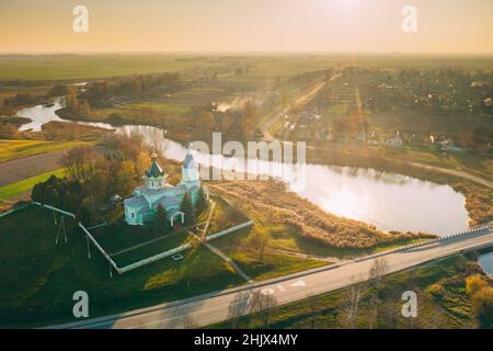 Krupets, distrito de Dobrush, región de Gomel, Bielorrusia. Vista aérea de la antigua iglesia ortodoxa de madera de la Santísima Trinidad en Sunny Autumn Day.Krupets, Dobrush Foto de stock
