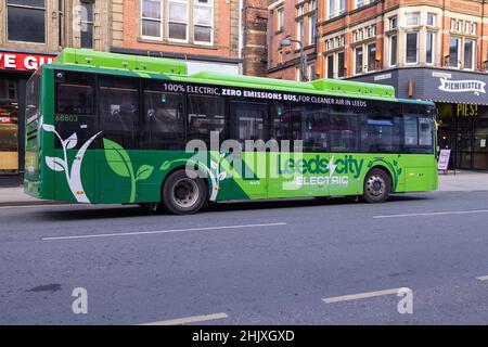 Leeds UK, 31st Jan 2022: Foto tomada en el centro de la ciudad de Leeds mostrando un autobús eléctrico en la ciudad, el autobús es 100% eléctrico con cero emisiones para cl