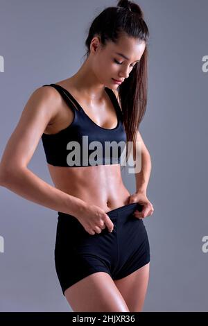 Mujer deportiva Fitness mostrando su cuerpo bien entrenados