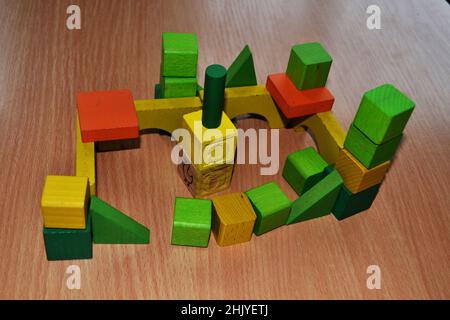 Juego de cubos de madera con letras y números