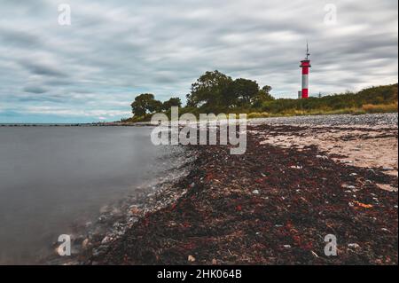 Playa y faro de la isla del Mar Báltico Fehmarn Foto de stock