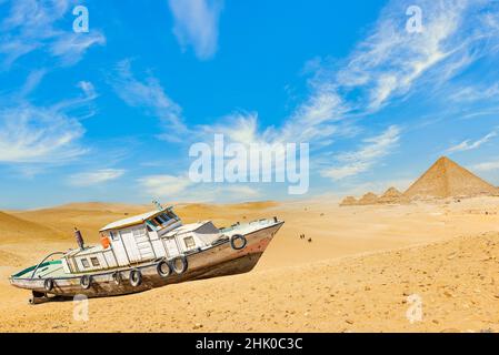 Antiguo barco abandonado en el desierto egipcio cerca de las pirámides.