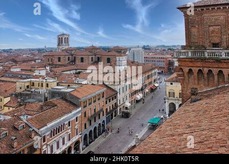 Vista panorámica de la ciudad de Ferrara (patrimonio de la UNESCO) vista desde la cima del famoso Castillo de Este Foto de stock
