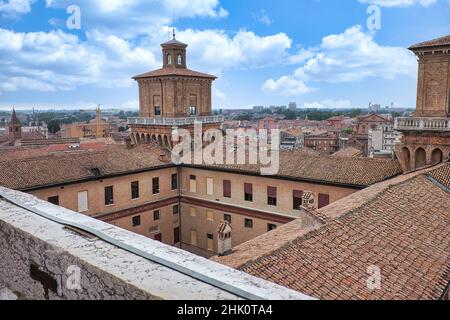 Vista panorámica de la ciudad de Ferrara (patrimonio de la UNESCO) vista desde la cima del famoso Castillo de Este Foto de stock