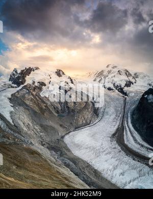 Glaciar Gorner (Gornergletscher) con majestuosos picos Lyskamm y Monte Rosa al atardecer, Zermatt, cantón Valais, Alpes suizos, Suiza, Europa Foto de stock