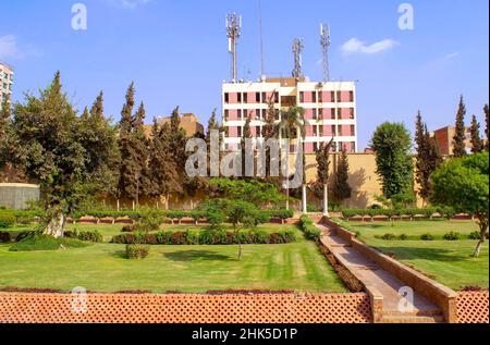El Cairo - Egipto - 4 de octubre de 2020: Jardín del Palacio Real de Abdeen con muchos árboles. Fachada del Palacio Real de Abdeen, situado en el centro de la ciudad Foto de stock