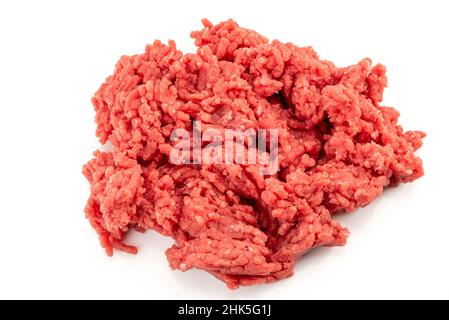 Carne de ternera picada aislada sobre carne picada blanca y cruda en primer plano en la vista superior