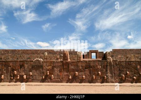 Muro arquitectónico con caras de piedra de Tiwanaku cerca de La Paz en Bolivia, un sitio histórico previo a la columbia Foto de stock