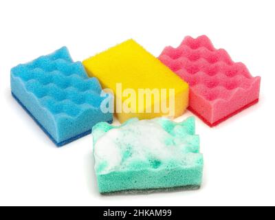Esponjas de colores para lavar platos y otras necesidades domésticas. Foto de stock