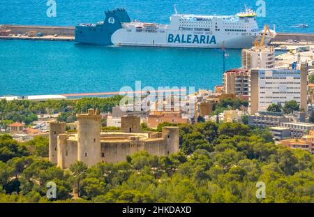 Vista aérea, Castell de Bellver, Ferry Balearia en el puerto, Palma, Mallorca, Islas Baleares, España, castillo, complejo del castillo, ES, Europa, ferry, harbo