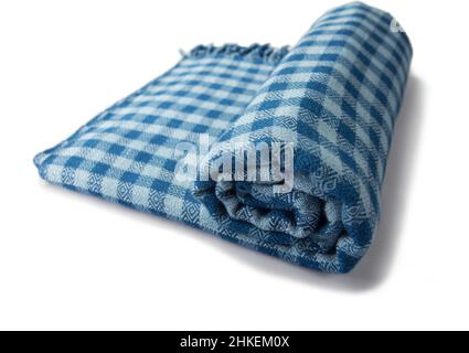 Rollo de mantones de cuadros tejidos a mano, algodón tailandés teñido indigo aislado sobre fondo blanco Foto de stock