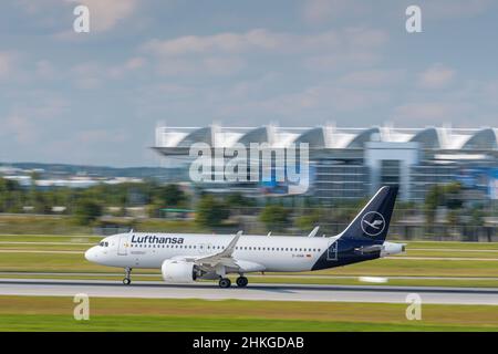 Munich, Alemania - septiembre de 12. 2021: Lufthansa Airbus A320-271N con el registro de aviones D-AINN se inicia en la pista sur 26L de la M Foto de stock