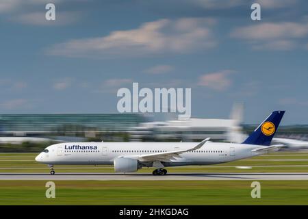 Munich, Alemania - septiembre de 12. 2021: Lufthansa Airbus A350-941 con el registro de aviones D-AIXF se inicia en la pista sur 26L del Mu Foto de stock